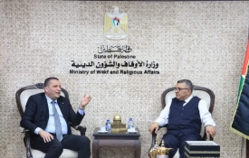 الأوقاف وتسوية الأراضي وبلدية بيت أولا يناقشون سبل التعاون المشترك.