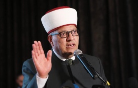 بناء على تعليمات الرئيس: وزير الأوقاف يسلّم عائلة نبهان مساعدة مالية