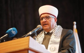 وزير الأوقاف والشؤون الدينية سماحة الشيخ حاتم البكري خلال إحتفال الملتقى الأول لكلية الدعوة الإسلامية