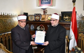 وزير الأوقاف الفلسطيني يشيد بكتاب القدس والمواثيق الدولية الصادر عن وزارة الأوقاف المصرية وبالتاريخ العريق للوزارة ويؤكد خلال لقائه أ.د/ محمد مختار جمعة وزير الأوقاف : الإعداد لدورة جديدة لأئمة وواعظات وزارة الأوقاف والشئون الدينية الفلسطينية بأكاديمية ال