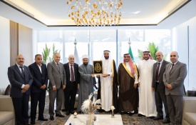 وزير الأوقاف والشؤون الدينية يبحث ترتيبات موسم الحج القادم مع وزير الحج والعمرة السعودي