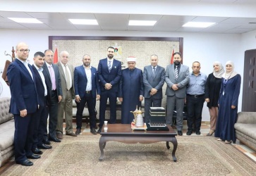الأوقاف وبلدية البيرة تبحثان سبل تطوير منطقة "الحسبة" في البيرة.