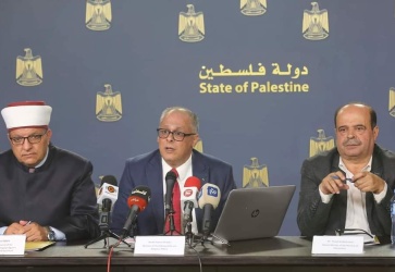 دبلوماسيون دوليون يطلعون على انتهاكات الاحتلال في الخليل.