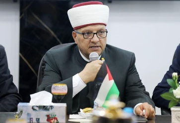 غزة// سماحة الشيخ حاتم البكري وزير الأوقاف والشؤون الدينية خلال زيارة كلية الدعوة الإسلامية التابعة لوزارة الأوقاف في دير البلح. 