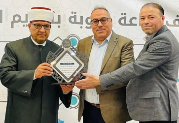 سماحة الشيخ حاتم البكري وزير الأوقاف والشؤون الدينية خلال تكريم الفائزين في مسابقة برنامج " سيد القراء " الموسم الأول يوم أمس الأربعاء وذلك بالتعاون مع إذاعة عروبة والتي أقيمت خلال شهر رمضان المبارك. 