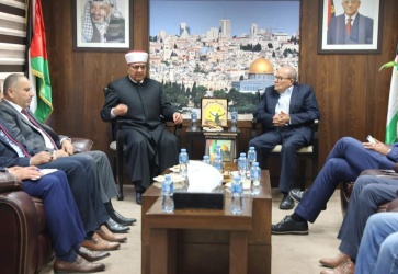 اللواء أبو بكر يستقبل وزير الأوقاف الشيخ البكري في إطار التحضير لمكرمة الحج لذوي الأسرى