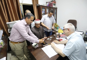 سماحة الشيخ حاتم البكري وزير الأوقاف والشؤون الدينية خلال تفقد إجراءات جمع جوازات سفر حجاج المحافظات الجنوبية غزة