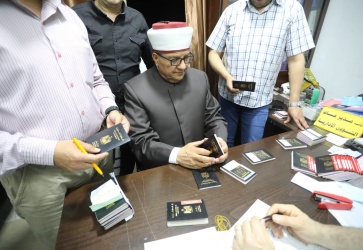 سماحة الشيخ حاتم البكري وزير الأوقاف والشؤون الدينية خلال تفقد إجراءات جمع جوازات سفر حجاج المحافظات الجنوبية غزة