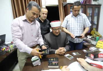سماحة الشيخ حاتم البكري وزير الأوقاف والشؤون الدينية خلال تفقد إجراءات جمع جوازات سفر حجاج المحافظات الجنوبية غزة