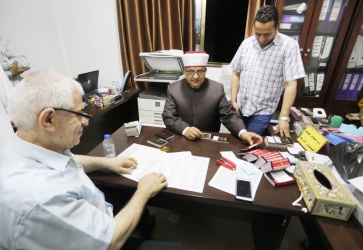 سماحة الشيخ حاتم البكري وزير الأوقاف والشؤون الدينية خلال تفقد إجراءات جمع جوازات سفر حجاج المحافظات الجنوبية غزة