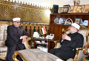 وزير الأوقاف الفلسطيني يشيد بكتاب القدس والمواثيق الدولية الصادر عن وزارة الأوقاف المصرية وبالتاريخ العريق للوزارة ويؤكد خلال لقائه أ.د/ محمد مختار جمعة وزير الأوقاف : الإعداد لدورة جديدة لأئمة وواعظات وزارة الأوقاف والشئون الدينية الفلسطينية بأكاديمية ال