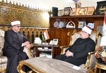 وزير الأوقاف الفلسطيني يشيد بكتاب القدس والمواثيق الدولية الصادر عن وزارة الأوقاف المصرية وبالتاريخ العريق للوزارة ويؤكد خلال لقائه أ.د/ محمد مختار جمعة وزير الأوقاف : الإعداد لدورة جديدة لأئمة وواعظات وزارة الأوقاف والشئون الدينية الفلسطينية بأكاديمية ال