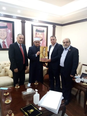 وزير الأوقاف يلتقي وزير الداخلية الأردني ويبحث ترتيبات سفر معتمري فلسطين