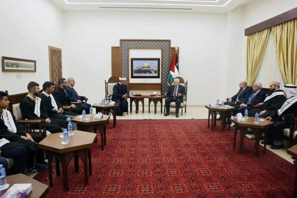 الرئيس يستقبل أوائل الفائزين بمسابقات حفظ القرآن الكريم.