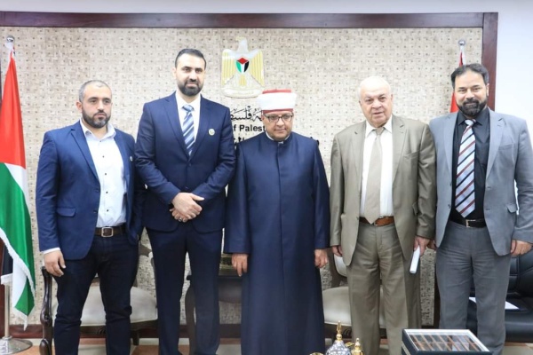 الأوقاف وبلدية البيرة تبحثان سبل تطوير منطقة "الحسبة" في البيرة.