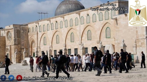 مستوطنون يقتحمون المسجد الاقصى المبارك.