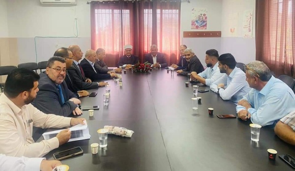 سماحة الشيخ حاتم البكري وزير الأوقاف والشؤون الدينية خلال لقاء رئيس بلدية العوجا السيد فخري نجوم .&nbsp;