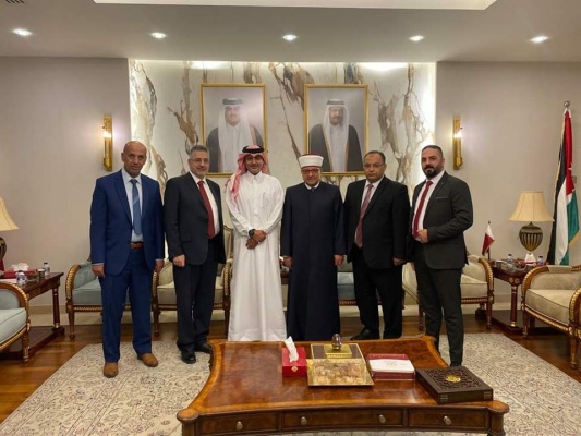 البكري يبحث مجالات التعاون مع السفير القطري.