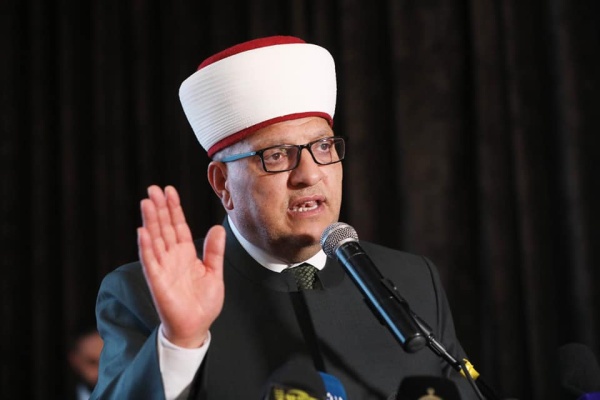 بناء على تعليمات الرئيس: وزير الأوقاف يسلّم عائلة نبهان مساعدة مالية