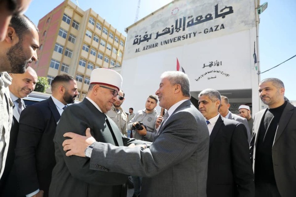 غزة // سماحة الشيخ حاتم البكري وزير الأوقاف والشؤون الدينية والوفد المرافق خلال زيارة المعاهد الأزهرية ولقاء عميدها الدكتور علي رشيد النجار والطاقم الأكاديمي والإداري. 