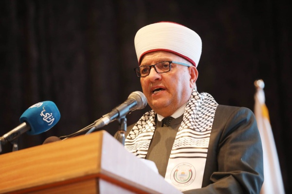 وزير الأوقاف والشؤون الدينية سماحة الشيخ حاتم البكري خلال إحتفال الملتقى الأول لكلية الدعوة الإسلامية