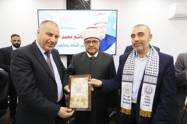 غزة// سماحة الشيخ حاتم البكري وزير الأوقاف والشؤون الدينية خلال زيارة كلية الدعوة الإسلامية التابعة لوزارة الأوقاف في دير البلح. 