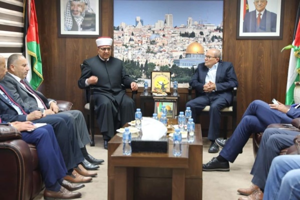 اللواء أبو بكر يستقبل وزير الأوقاف الشيخ البكري في إطار التحضير لمكرمة الحج لذوي الأسرى