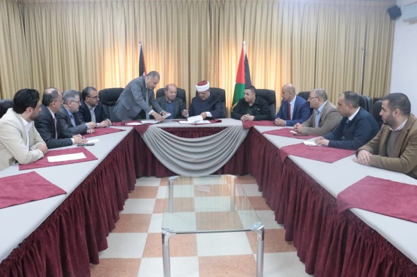 سماحة الشيخ حاتم البكري وزير الأوقاف والشؤون الدينية خلال توقيع إتفاقية إحالة نقل حجاج المحافظات الشمالية " النقل الخارجي الدولي برا "  مع السيد عبد الحكيم أبو خلف مدير عام شركة الكونكورد للحج والعمرة  .