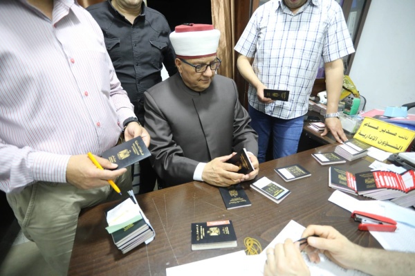  سماحة الشيخ حاتم البكري وزير الأوقاف والشؤون الدينية خلال تفقد إجراءات جمع جوازات سفر حجاج المحافظات الجنوبية غزة 
