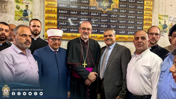 خلال لقاء سماحة الشيخ حاتم البكري وزير الأوقاف والشؤون الدينية غبطة البطريرك بييرباتيستا بيتسابالا بطريرك اللاتين للأراضي المقدسة والأردن وسوريا ولبنان وقبرص