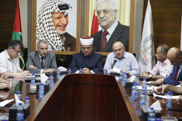 سماحة الشيخ حاتم البكري وزير الأوقاف والشؤون الدينية خلال الاجتماع مع مؤسسات مدينة نابلس في مقر بلدية نابلس