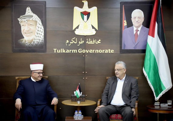 سماحة الشيخ حاتم البكري وزير الأوقاف والشؤون الدينية  خلال لقائه بعطوفة اللواء عصام أبو بكر محافظ محافظة طولكرم  