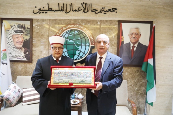 وزير الأوقاف والشؤون الدينية يزور جمعية رجال الأعمال الفلسطينين بغزة