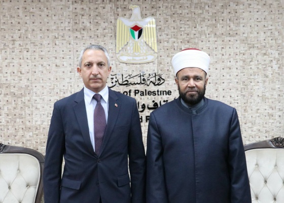● وزير الأوقاف يطلع القنصل التركي على انتهاكات الاحتلال بحق المقدسات ويبحث تعزيز التعاون المشترك 