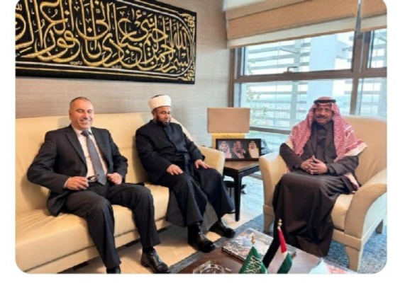 ● وزير الأوقاف يبحث مع السفير السعودي في عمان قضايا الحج والعمرة